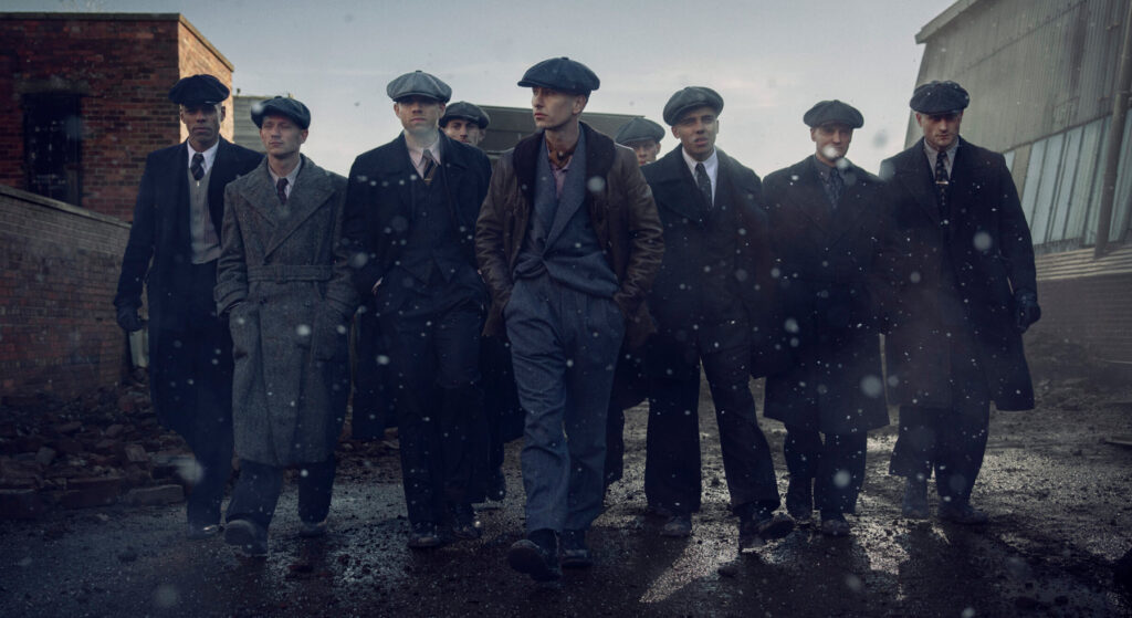 duke e os peaky blinders caminhando