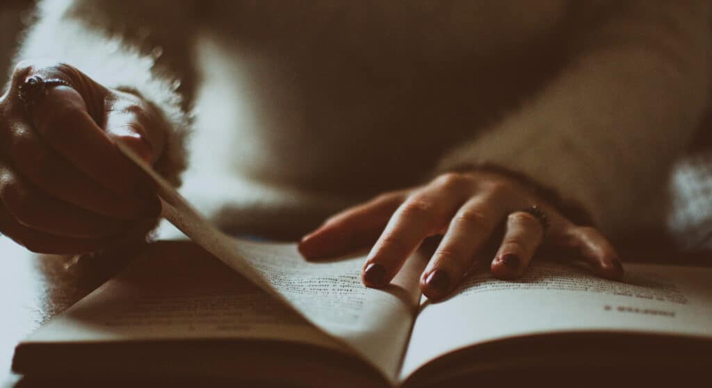 Quais feridas emocionais você esconde com a história que você conta sobre a sua vida? 1 Mulher lendo um lendo como se estivesse tentando contar sobre suas feridas emocionais