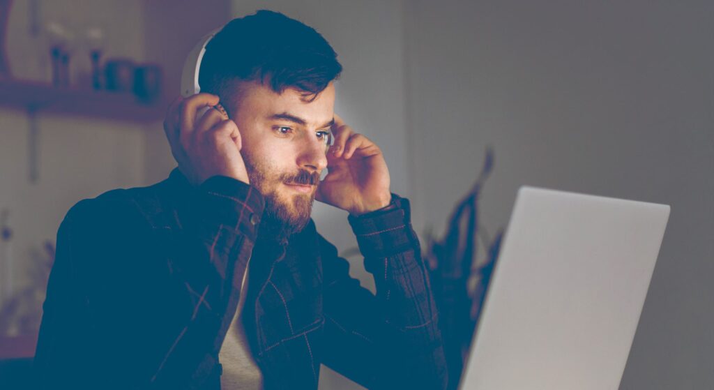 Jovem na sessão online de Psicanálise