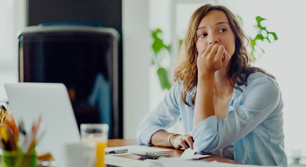 Uma mulher que carrega a ferida da rejeição preocupada em seu ambiente de trabalho