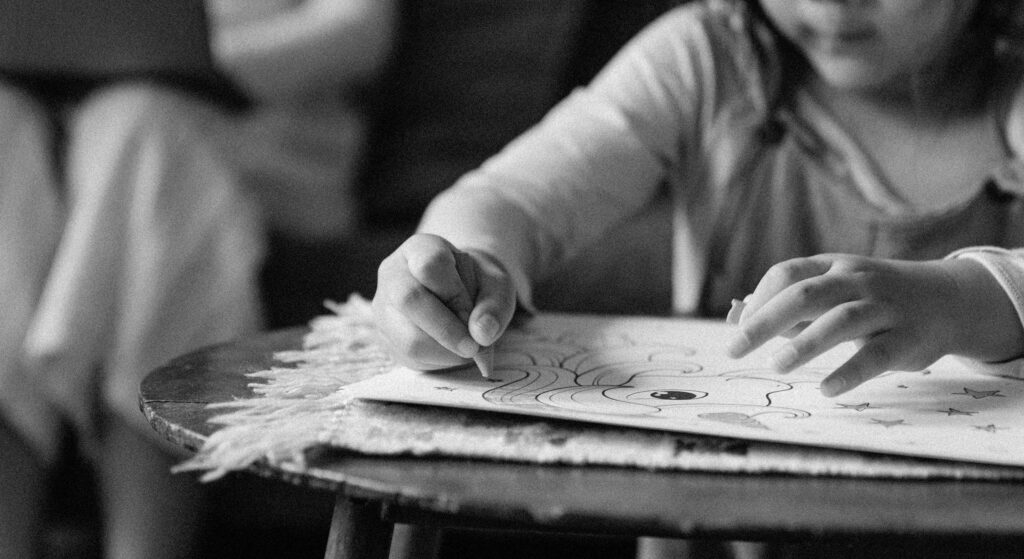 O que a sua infância guarda: feridas emocionais e a Sombra 2 Menina expressando sua liberdade e criatividade através da pintura